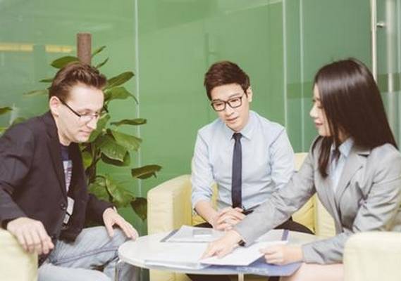 外教一对一聊啥话题：幸福瞬间：一个女孩在学烤蛋糕，不停地插刀，把老师都惊呆了！-第2张图片-阿卡索