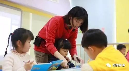 幼园小班英语外教一对一：幼儿园的宝宝该不该报英语班？这么小的孩子有必要学英语吗？-第2张图片-阿卡索