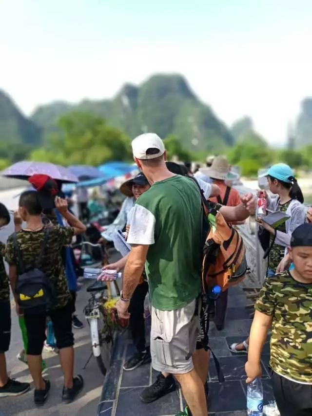 桂林外教一对一：荔浦人民，看！这里有一群外国友人正在观看。有趣的是-第48张图片-阿卡索