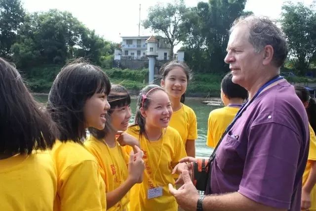 桂林外教一对一：荔浦人民，看！这里有一群外国友人正在观看。有趣的是-第61张图片-阿卡索