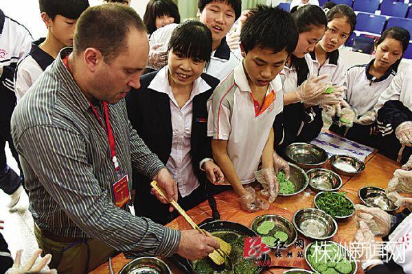 株洲市一对一外教：外教下乡教孩子们做艾蒿糕-第1张图片-阿卡索