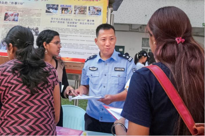 南宁找英语外教一对一：教育整风·政法英雄|潘少峰：外事警察的“中国心”-第7张图片-阿卡索