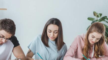 外教真人一对一在线收费：英语班的费用是多少？了解课程的特征和成本-第2张图片-阿卡索