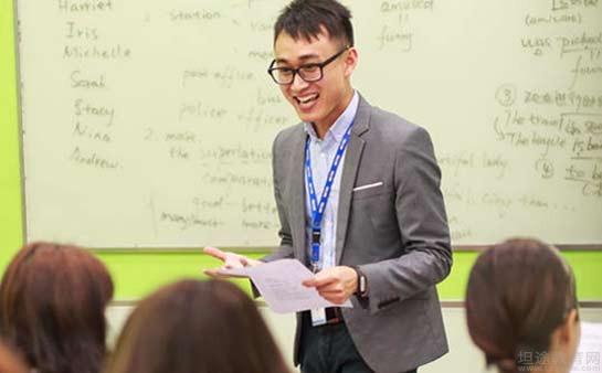 学英语哪个国家的外教最正宗呢：重庆阿卡索英语靠不靠谱？零基础学习跟得上吗？
