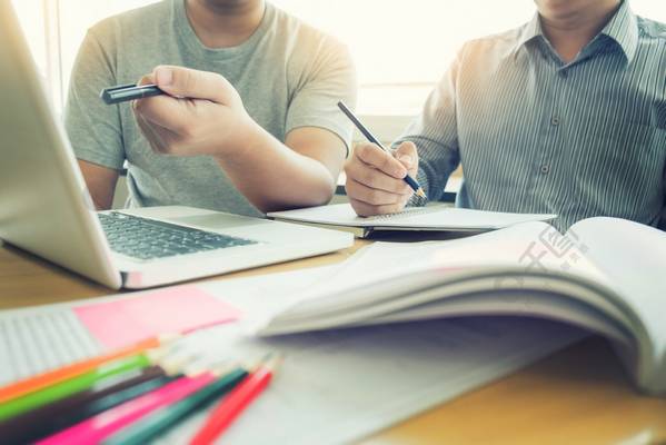 学英语多长时间：如何安排英语时间？课程需要多长时间？价格昂贵吗？-第3张图片-阿卡索