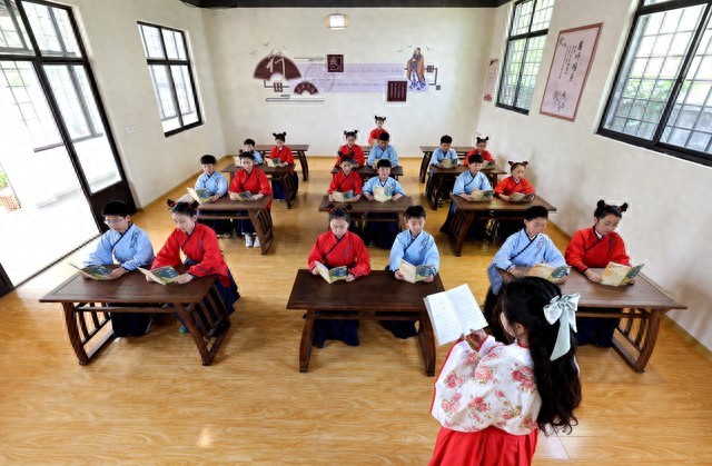 幼视频一对一外教：纯正语境下的英语一对一外教，如何自然习得语言精髓？