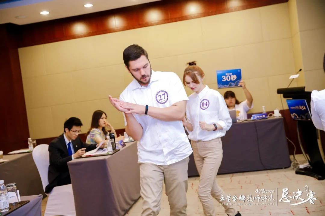 外教一对一 哈尔滨：好消息！ Harbin青年英语团队赢得了Sina五星级黄金老师奖！-第7张图片-阿卡索