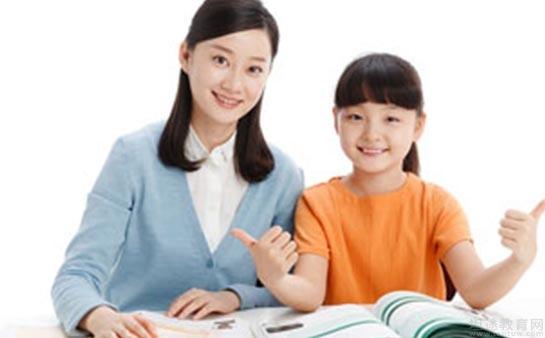 一对一外教网课和班课哪个更好：孩子辅导一对一还是班课好？阿卡索来解答-第2张图片-阿卡索