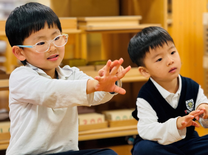 青岛哪里有外教一对一：专访青岛赫德双语学校幼儿园园长张宏宇：爱为王，修身养性，用平和正念教育点燃未来人生之光-第13张图片-阿卡索