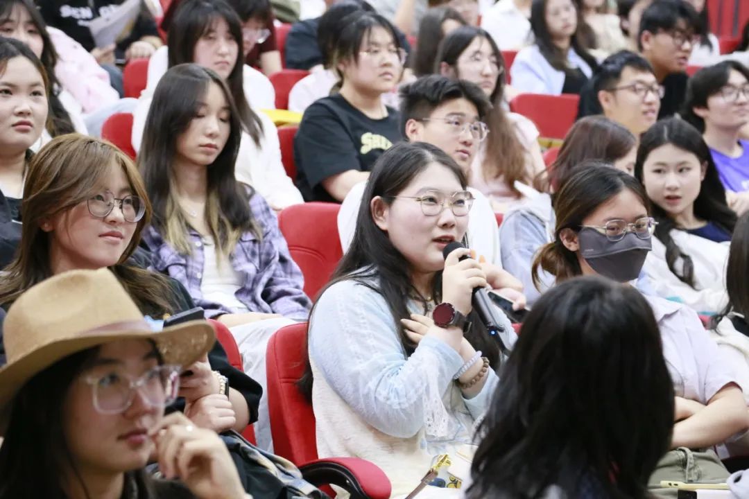青岛雅思外教口语一对一怎么样：青岛雅思盛典圆满举行，权威解读与双语脱口秀助力备考-第5张图片-阿卡索