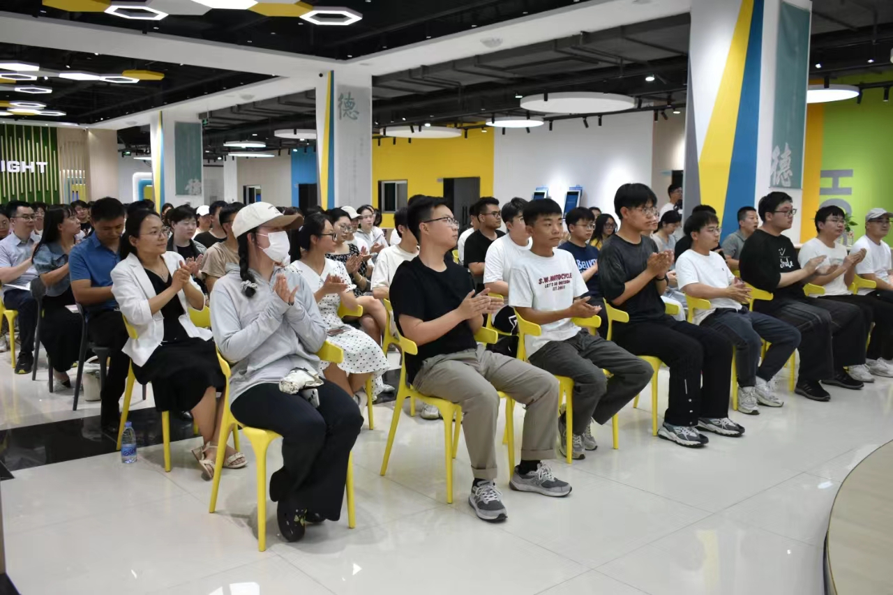 德州学院外教座谈会：学校召开2024年西部计划志愿者座谈会，共话青春担当-第2张图片-阿卡索