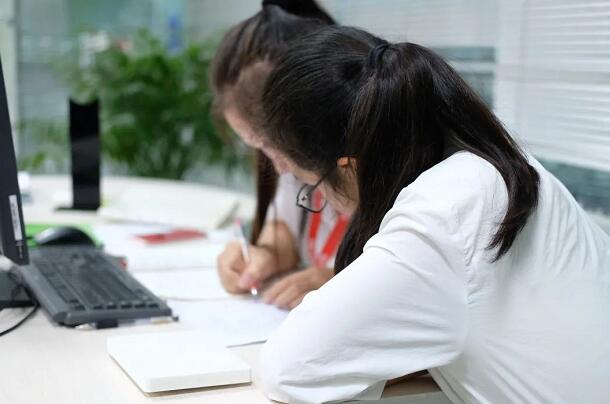 一对一英语辅导外教老师推荐：郑州外教英语培训机构提供专业一对一口语辅导