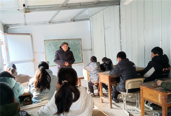 睢宁外教师：睢宁官山：85岁老教师 义务辅导留守童17年
