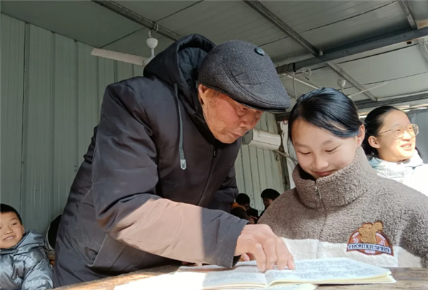 睢宁外教师：睢宁官山：85岁老教师 义务辅导留守童17年-第2张图片-阿卡索