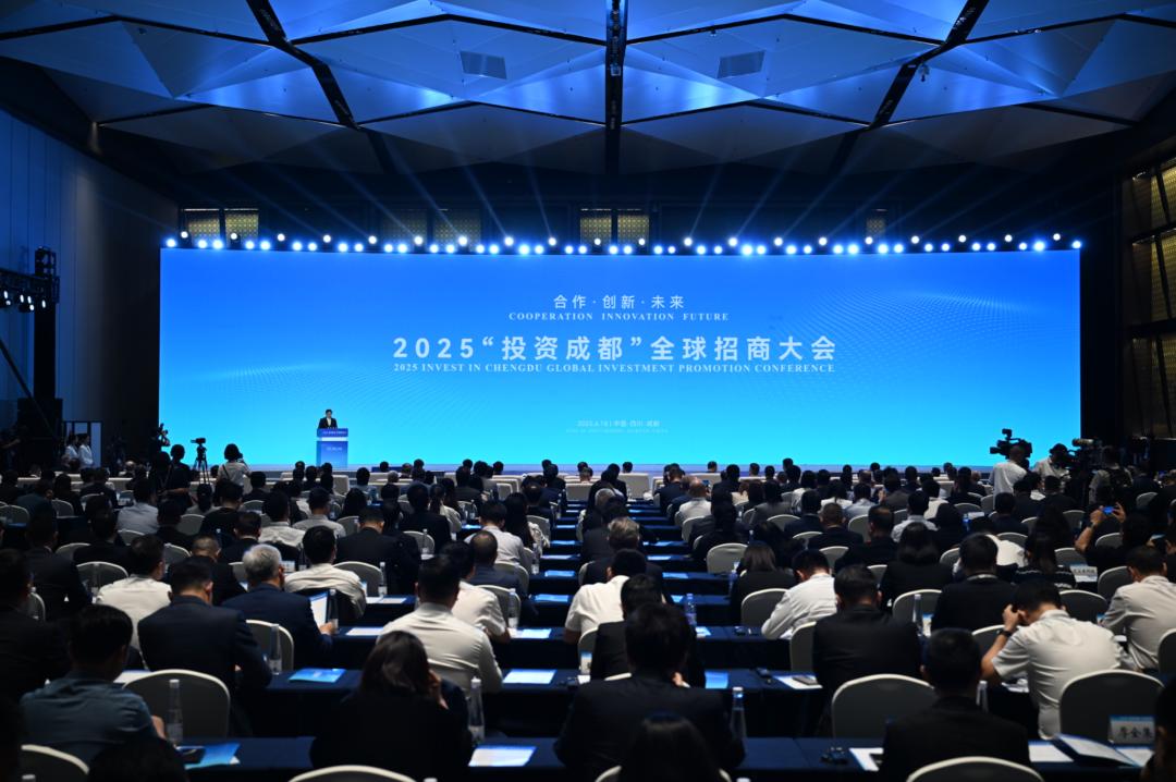 外教一对一 成都：一面锦旗烫热蓉城！外教泪光与成都温度相遇-第3张图片-阿卡索