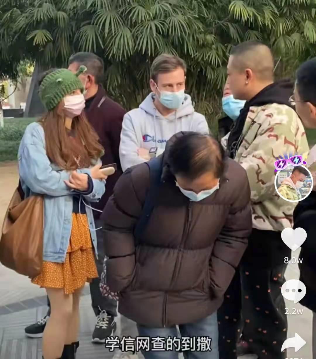 成都阿卡索：成都大哥人民公园帮老外相亲，全程高能！你见过这场面吗？-第2张图片-阿卡索