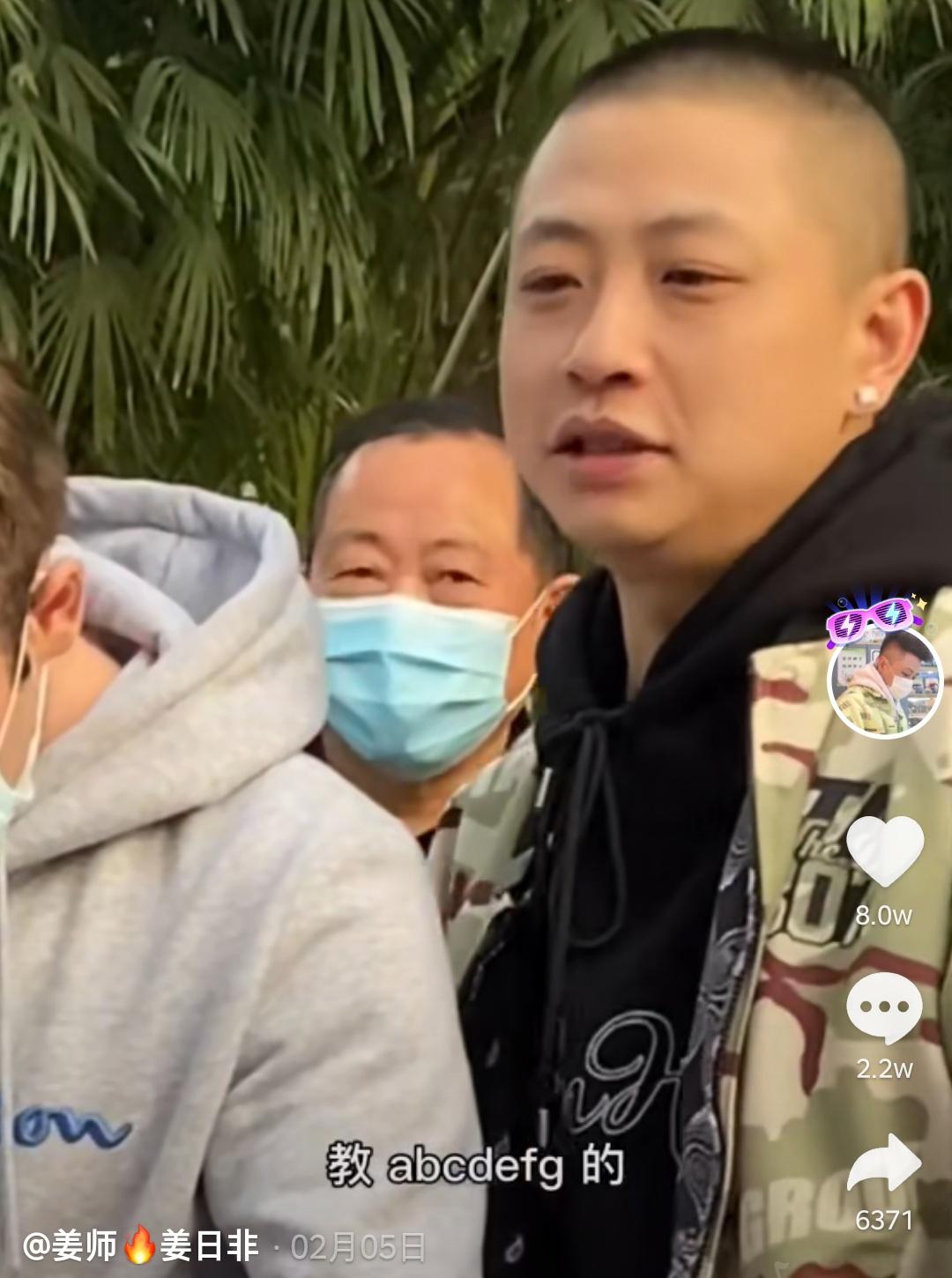 成都阿卡索：成都大哥人民公园帮老外相亲，全程高能！你见过这场面吗？-第7张图片-阿卡索