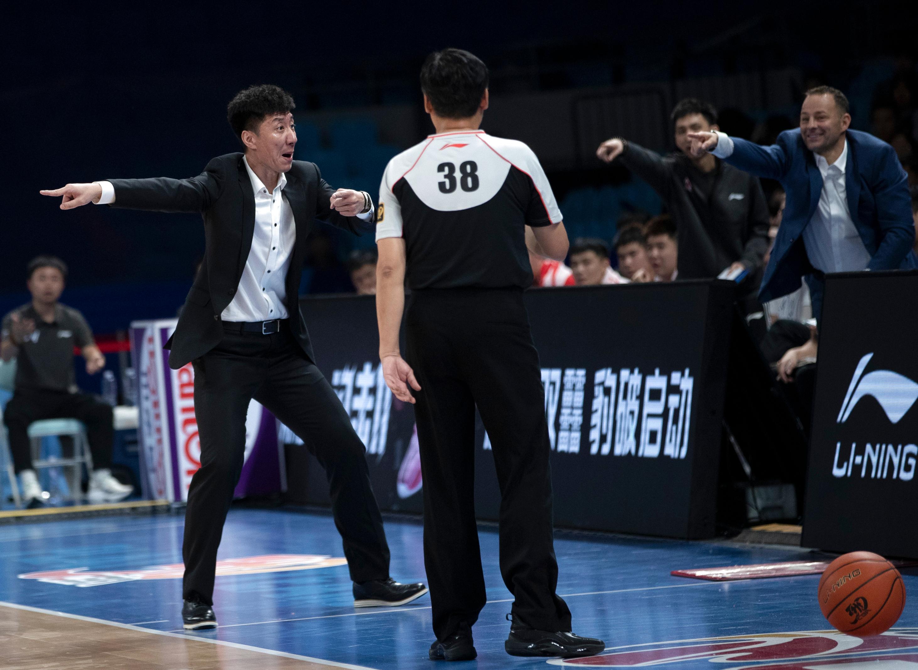 山东男篮助理教练外教：CBA各队主帅新变化：少帅身影渐稀，多现洋帅面孔-第1张图片-阿卡索