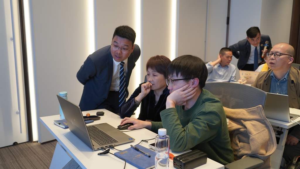 ai课和外教一对一课的区别：AI课程哪家好？深入剖析线上与线下教学模式的优劣对比-第2张图片-阿卡索