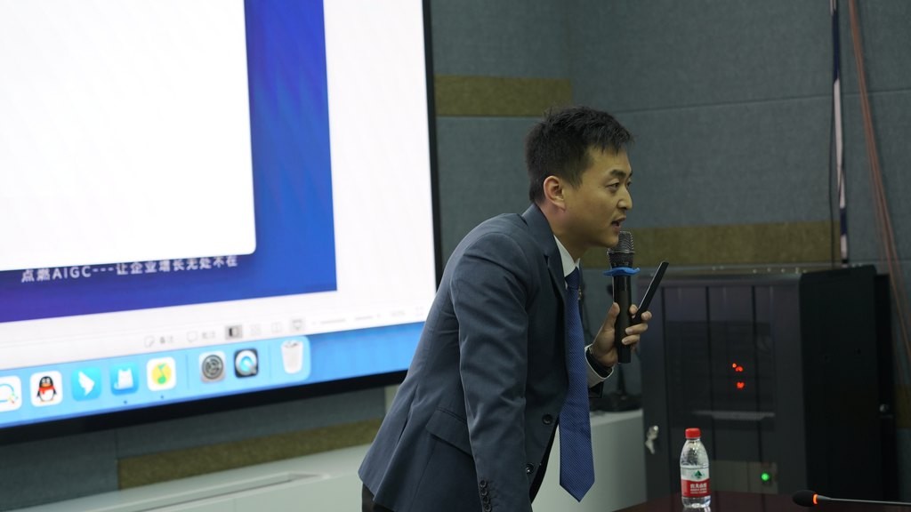 ai课和外教一对一课的区别：AI课程哪家好？深入剖析线上与线下教学模式的优劣对比-第5张图片-阿卡索
